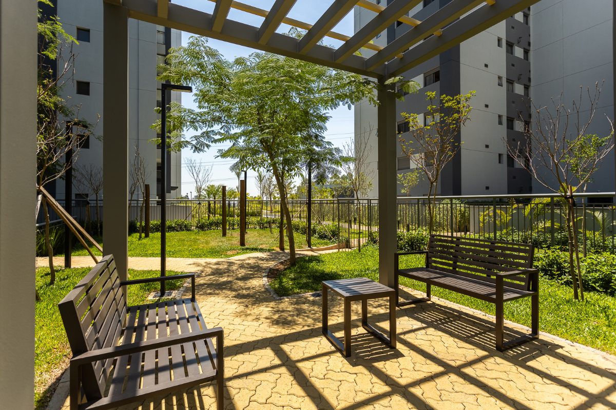 Lounge e terraço com pergolado e jardim